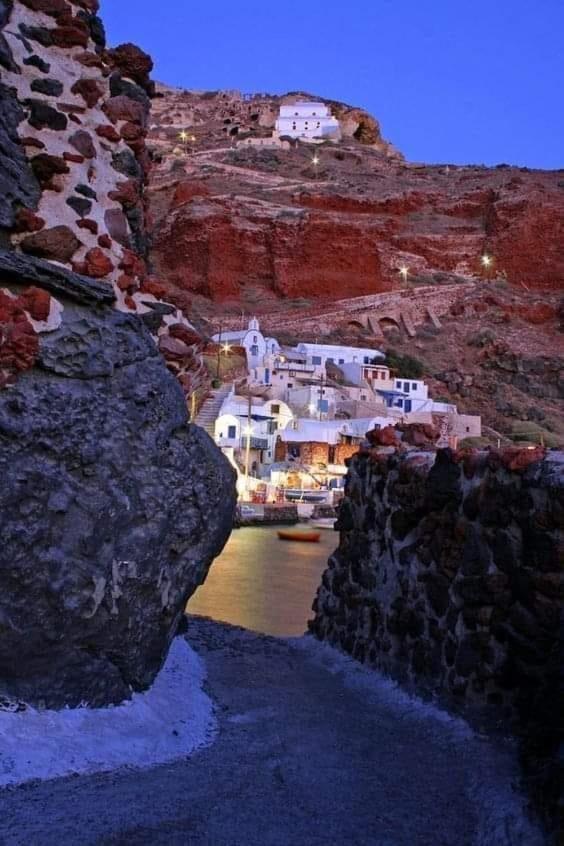 Santorini Pleasure Studios Fira  Extérieur photo