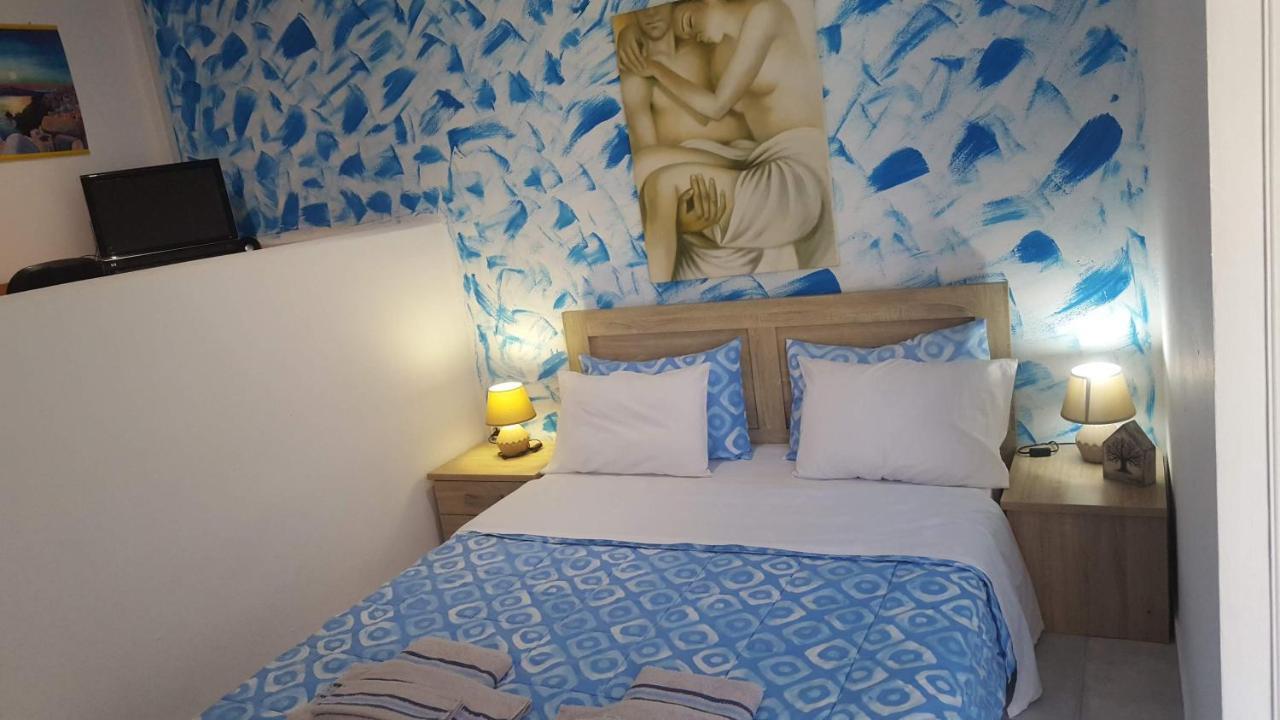 Santorini Pleasure Studios Fira  Extérieur photo