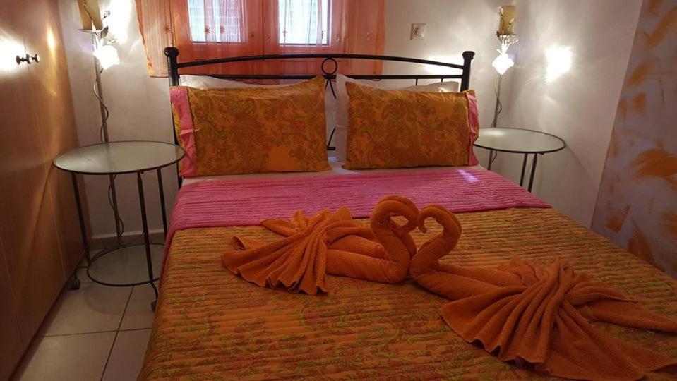 Santorini Pleasure Studios Fira  Extérieur photo